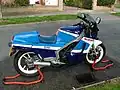 RG 500 Gamma blau-weiß auf Schnellständern