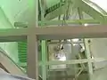 Innenansicht des Schafts mit Treppe und Fallrohr