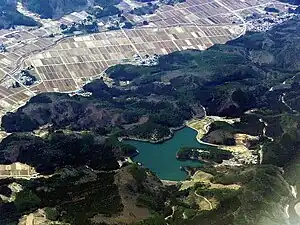 Fujinuma-Reservoir 2009, unten Mitte: Staudamm