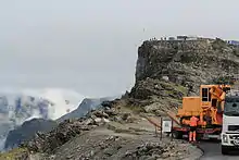 Straßenbauarbeiten am Nibbevegen im August 2011, dahinter der Dalsnibba