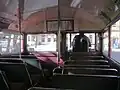Ursprüngliche Einrichtung des Unterdecks mit Klingelschnur, beleuchteter Innenwerbung und Blick auf Fahrerkabine (RM 1414)