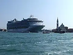 Mega-Hochsee-KreuzfahrtschiffRuby Princessim Canale Della Giudecca,Venedig, September 2011