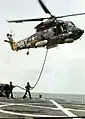 Betankung eines über dem Flugdeck schwebenden Hubschraubers des Typs Seasprite (Helicopter In-Flight Refueling, HIFR)