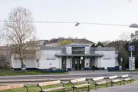 postmodernes Stationsgebäude