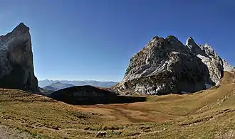 Blick durch das Schweizertor nach Süden. Links erhebt sich senkrecht die Torkante zur Drusenfluh (2827 m). Rechts sind die Ausläufer der Kirchlispitzen. Hier verläuft die Staatsgrenze Österreichs zur Schweiz.