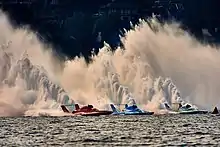 Die typischen, hohen, Fontänen am Heck der Boote (durch den Propeller) haben den passenden Spitznamen „Rooster Tail“ oder „Rooster Cock“ (Hahnen- oder Gockelschwanz).