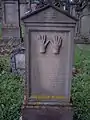 Segnende Hände auf einem jüdischen Grabstein