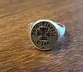 Siegelring Nato Einsatz SFOR aus Silber, 2002 (Bild wurde wegen der Lesbarkeit gespiegelt)