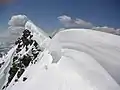 Schneewechten auf einem Gipfel am Rand des Gletscherskigebiets Hintertuxer Gletscher