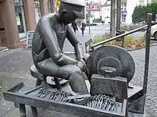 Schleifer an der Pliestscheibe in Solingen-Wald