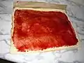 Biskuitplatte mit Marmelade bestrichen
