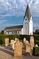 Sprechende Grabsteine und Kirche