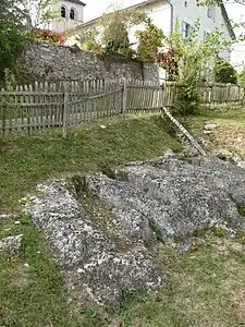 Aus dem Angoumien gehauene Sarkophage in Saint-Pardoux