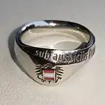 Der aktuelle Ehrenring, verliehen ab Oktober 2013; angefertigt aus Weißgold von Juwelier A. E. Köchert. Neugestaltung anlässlich des 60-jährigen Jubiläums des Bundesgesetzes zur Sub-Auspiciis-Promotion.