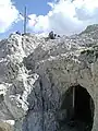 Tunnel unterhalb des Gipfels