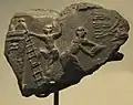 Fragment eines Siegels. Dachgeschoss, auf das ein Arbeiter mit einer Leiter hinaufgelangt (Louvre, SB 2027).