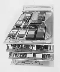Synte 2 Sprachsynthesizer mit vier Mikroprozessorkarten (1979).