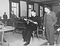 Der polnische Priester Theodore Korcz (links) liest am 22. November 1945 im Beisein von Hauptankläger Denson aus den Malariaprotokollen vor
