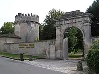 Einfahrt zum Schloss Triac