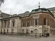 Trinity House, London Wyatts Beitrag ist die Kalksteinblende der linken Hälfte
