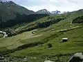 Bergheuet ob Dieni mit Blick auf den Tujetscher Hausberg Piz Badus 2928 m (Gipfel rechts)