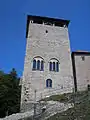 Der große Viereckturm, in dem das Museum untergebracht ist.