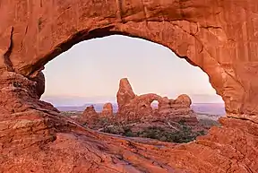 North Window (vorne) und Turret Arch (hinten) in der Morgendämmerung