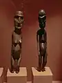 Links Moai Papa, rechts Moai Kavakava.