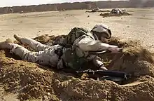 Soldat beim Ausheben einer Schützenmulde