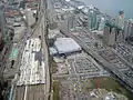 Ansicht der Union Station und des Air Canada Centre vom CN Tower aus (August 2005)