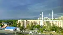 Häuser im Vordergrund, Moschee im Hintergrund