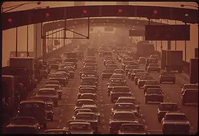 Smog in den 1970er-Jahren, Aufnahme der EPA von der Walt Whitman Bridge aus dem Jahre 1973