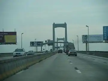 Auffahrt Richtung Osten nach New Jersey, links die versetzbare Mitteltrennwand (2008)