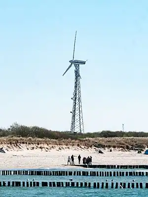 Das Windrad vom Wasser aus gesehen