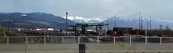Güterbahnhof Wolfurt,im Hintergrund die Hochälpele-Weißenfluh-Gruppe,der Dornbirner First (schneebedeckt)und die Schuttannenberge