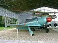Jak-11 und FES-530 unter Überdachung