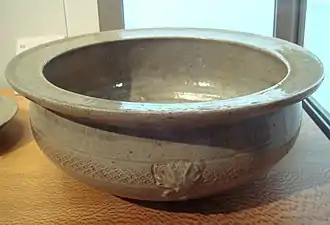 Schale aus grünem Steinzeug(3. Jahrhundert)