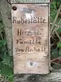 Winziges Schild auf Kreuz der Herzogsfamilie von Anhalt (2019)