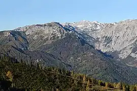 Blick von Südost auf v. l. n. r. Zlackensattel, Ostecke der Mitteralm (Feistringturm, Feistringstein), Ringkamp (hinten), Untere Dullwitz und Teil der Aflenzer Staritzen